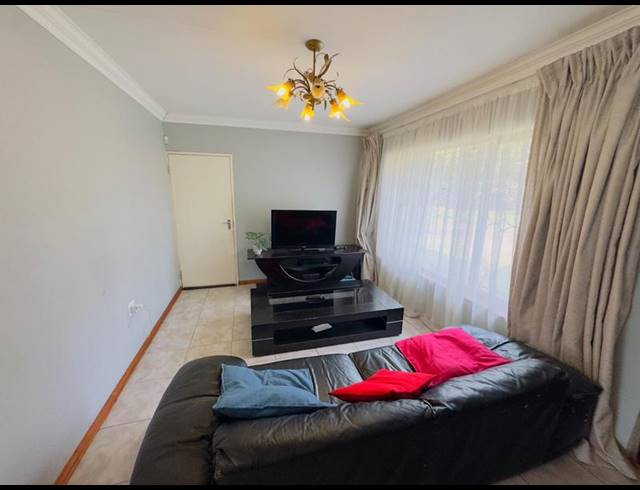 3 BEDROOM HOUSE FOR SALE IN WYEBANK
